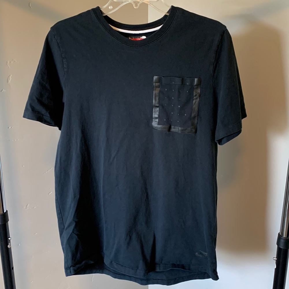 Nike black mens short sleeve T-shirt pocket is lined with leather dots on pocket